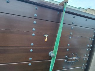 Puerta madera noble con remaches