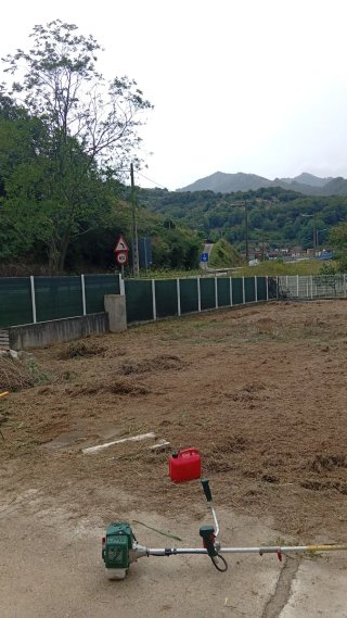 A.m desbrozes de jardines y  montes