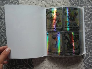 Álbum Pokémon + 240 Cartas V, VMAX y Arcoíris.