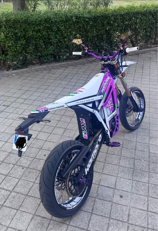 Talaria komodo Supermoto Morada y Blanca