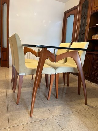 Sillas de comedor beige y madera