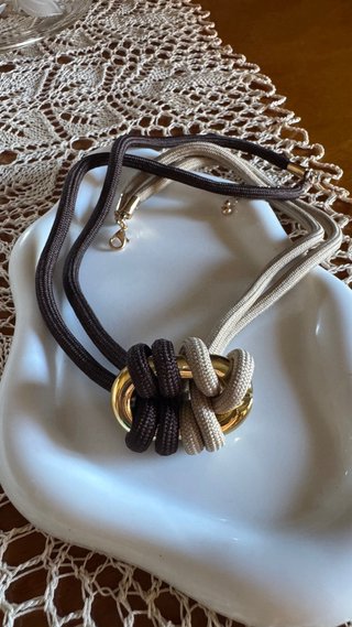 Collana cordino marrone e beige con anello dorato