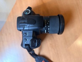 Sony Alpha 200 DSLR + Objetivo 18-70 + Accesorios