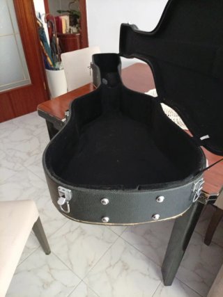 Funda maleta marca Fender para transportar guitarr