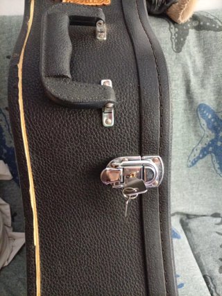 Funda maleta marca Fender para transportar guitarr