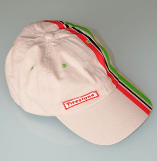 Gorra Ferrari + tres gorras más + accesorios