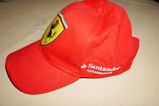 Gorra Ferrari + tres gorras más + accesorios