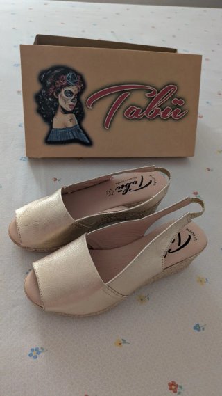 Sandalias cuña doradas Tabii