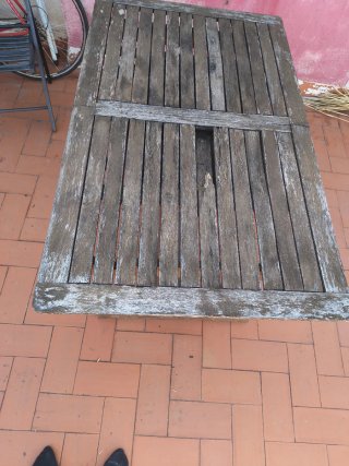 Mesa de madera para terraza o jardín