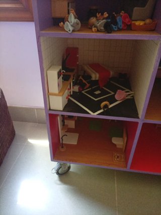 Casita de muñecas con accesorios y ruedas con fren