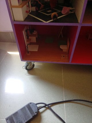 Casita de muñecas con accesorios y ruedas con fren
