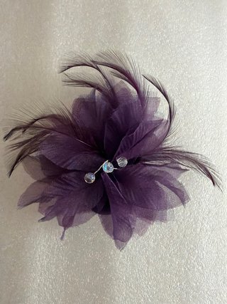 Tocado fiesta morado con plumas y cuentas cristal.