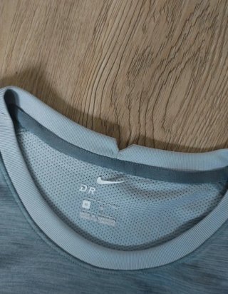 Camiseta Nike gris