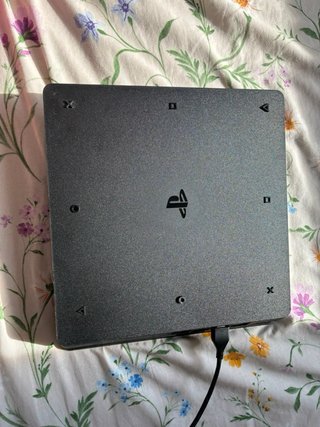 Pack PS4 Negra + 2 Juegos
