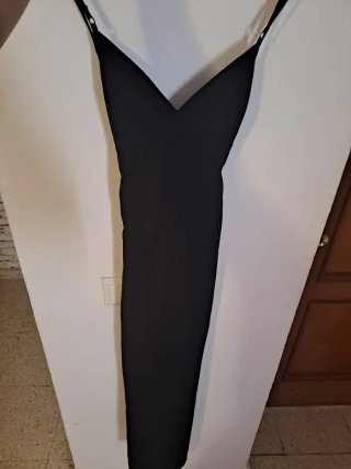Vestido negro ajustado con tirantes, midi.