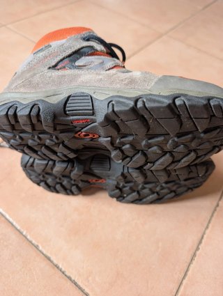 Botas de montaña infantil Salomon grises y naranja