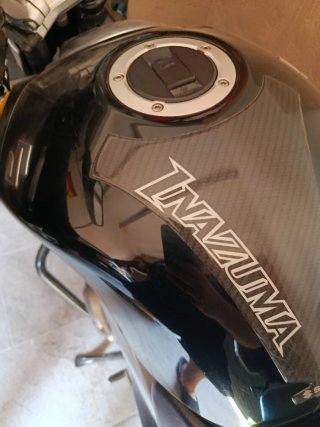 Suzuki Inazuma Negra y Amarilla