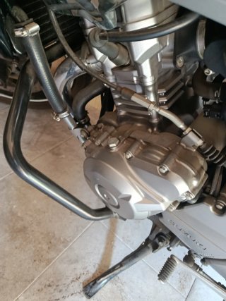 Suzuki Inazuma Negra y Amarilla