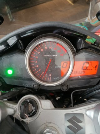 Suzuki Inazuma Negra y Amarilla