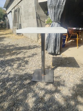 Mesa alta cuadrada madera y pie de inox