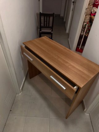 Escritorio de madera con cajón