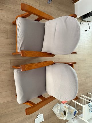 Sofá de madera y tela gris