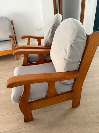 Sofá de madera y tela gris