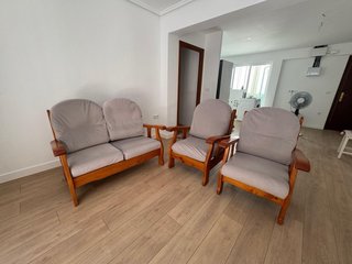 Sofá de madera y tela gris