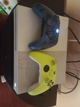 Xbox One Blanca  GTA V FC 26 y Red read redemptio
