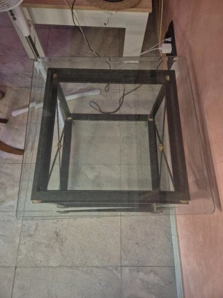 Mesa de cristal y metal dorada