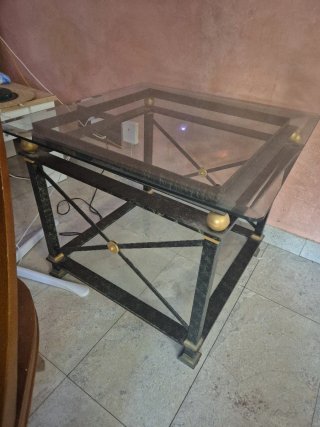 Mesa de cristal y metal dorada