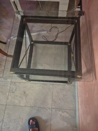 Mesa de cristal y metal dorada