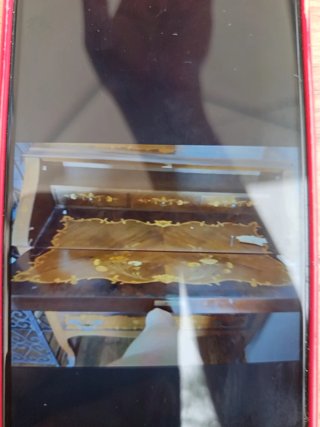 Escritorio antiguo de madera con detalles dorados