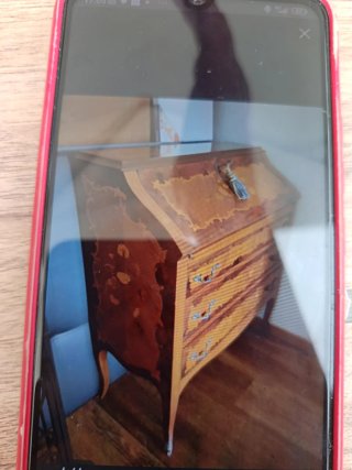 Escritorio antiguo de madera con detalles dorados
