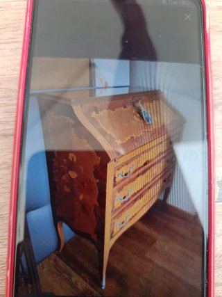 Escritorio antiguo de madera con detalles dorados