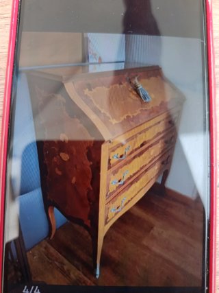 Escritorio antiguo de madera con detalles dorados