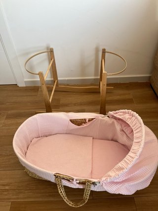 Moisés para bebé rosa.