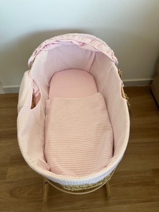 Moisés para bebé rosa.