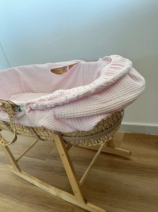 Moisés para bebé rosa.