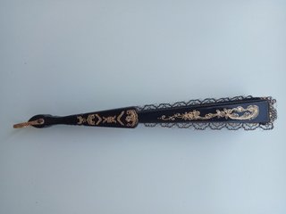 Abanico de encaje negro y dorado