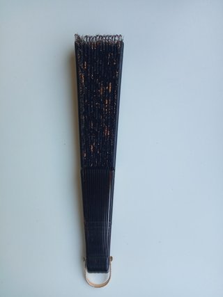 Abanico de encaje negro y dorado