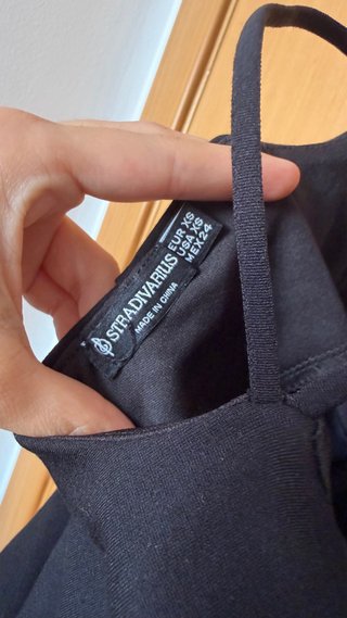 Vestido negro corto con abertura en la pierna