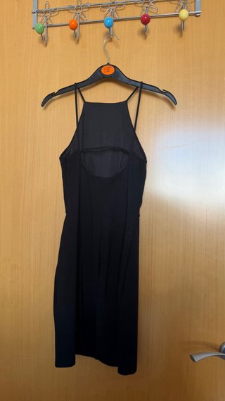 Vestido negro corto con abertura en la pierna
