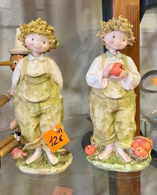 Pareja figuras niños con manzanas