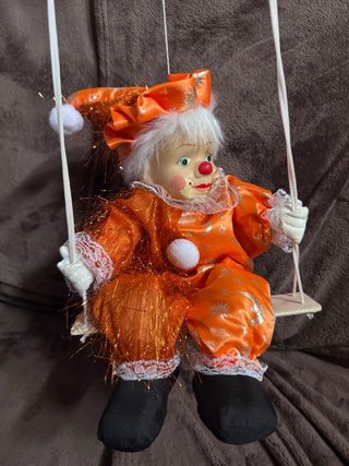 Figura payaso cerámica en columpio