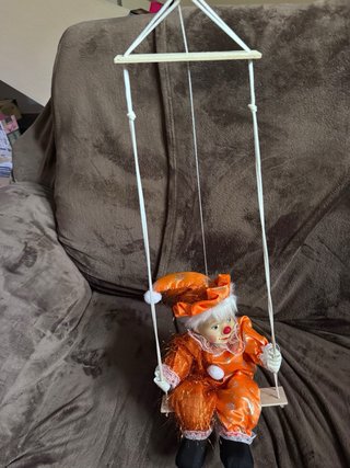 Figura payaso cerámica en columpio