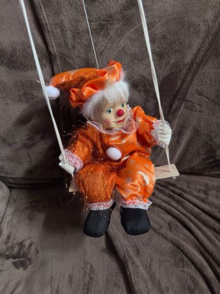 Figura payaso cerámica en columpio