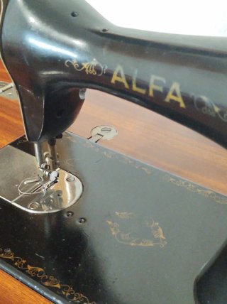 Máquina de coser Alfa con mueble.