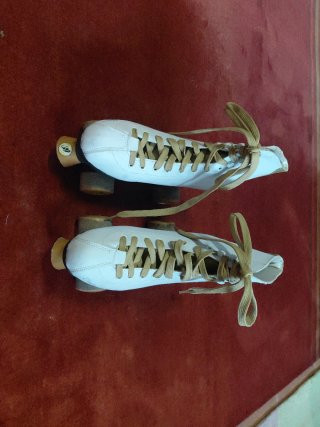 Patines 4 Ruedas Blancos y Dorados