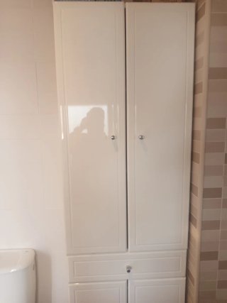 Mueble de baño alto blanco y beige